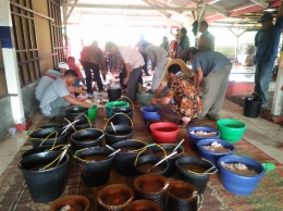 Keranjang berisi nasi dan ember-ember berisi sayur berkuah untuk disajikan pada jamuan makan pesta adat Karo (Dok. Pribadi)