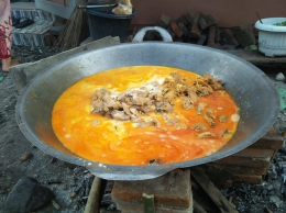 Memasak gulai ayam kampung untuk disajikan pada jamuan pesta adat (Dok. Pribadi)  