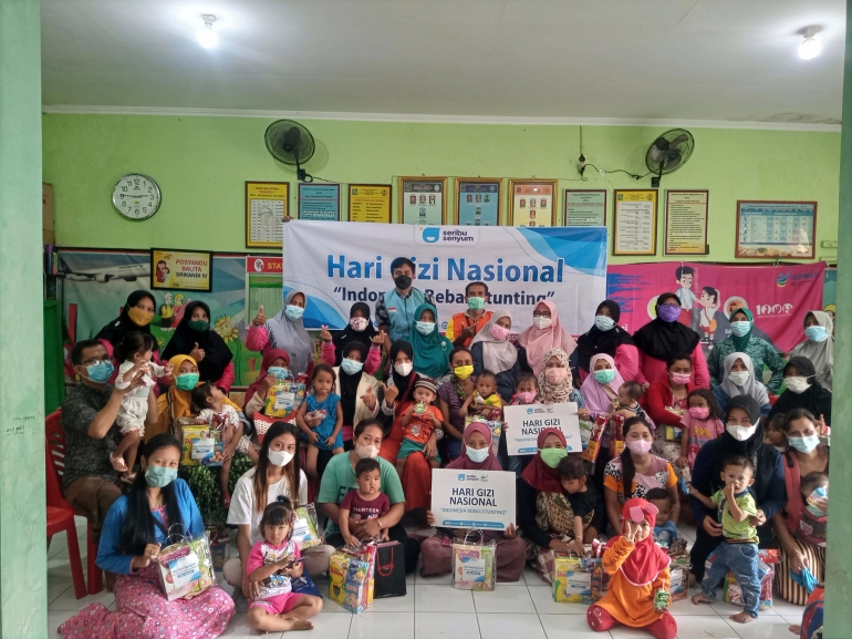 Penyuluhan kesehatan dan pembagian bantuan makanan tambahan pada ibu hamil dan balita di Kelurahan Tambak Wedi Kota Surabaya (sumber: Dokumen Pribadi)