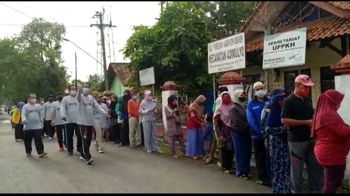 terlihat antrean yang memanjang di depan kantor Kecamatan Adimulyo, Kabupaten Kebumen (dokpri.Suratno)