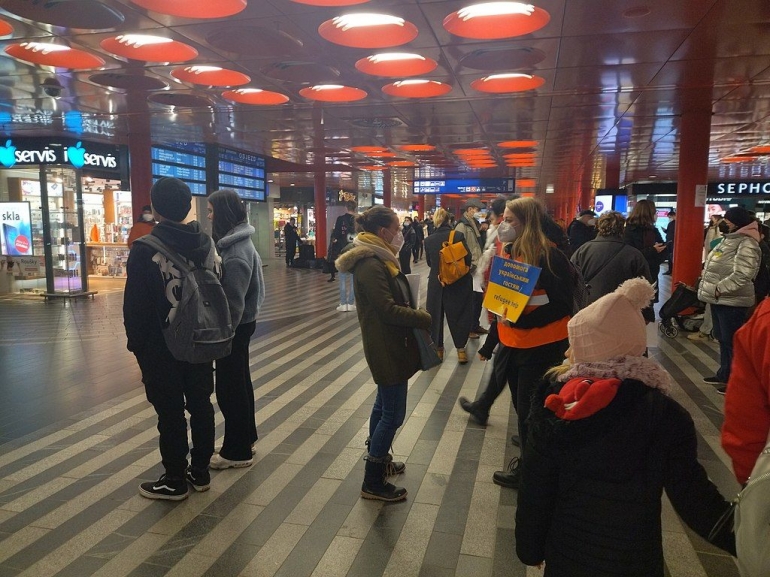Siap menolong pengungsi di Stasiun Praha. Foto: Jan Beránek