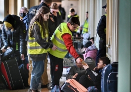 Sukarelawan membantu pengungsi di Stasiun Polandia. Foto: Pakkin Leung 