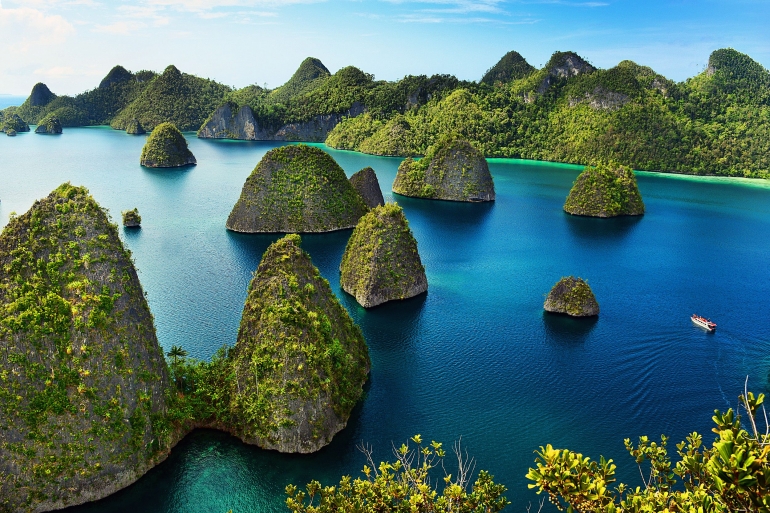 Kepulauan Raja Ampat, salah satu destinasi wisata laut Indonesia yang sudah mendunia (AdieBali via commons.wikimedia.org)