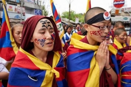 Biksu wanita dari Tibet melakukan aksi protes di India. | Sumber: Olivier Adam/via Tibetan Nuns Project