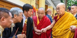 Dalai Lama sedang bertemu orang-orang Tibet. | Sumber: www.tibetanjournal.com