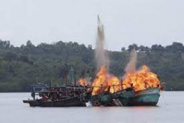 Indonesian authorities blow up three foreign fishing boats off the coast of Kuala Langsa in Aceh | Photo: European Pressphoto Agency 