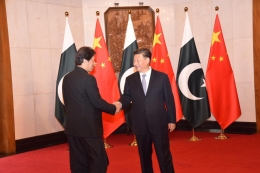Perdana Menteri Pakistan Imran Khan (kiri) bersalaman dengan Presiden China Xi Jinping. | Sumber: Twitter/@pid_gov