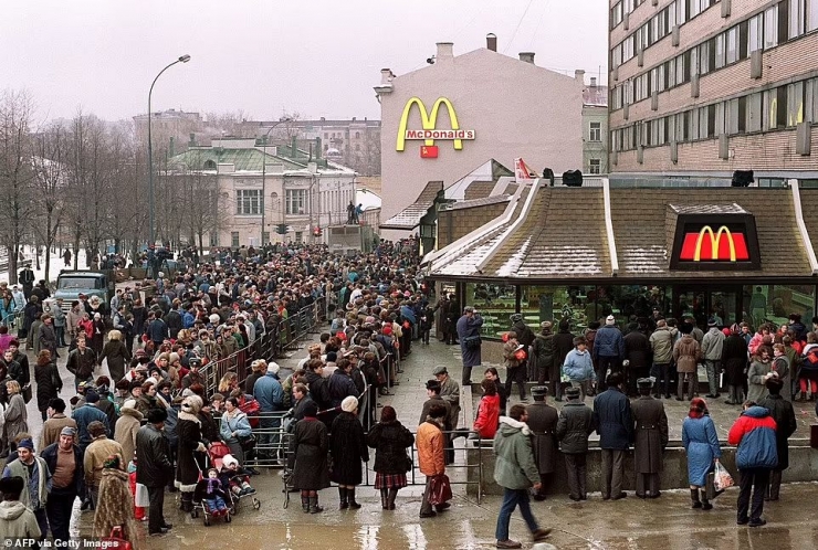 Antrian panjang di McDonald's pertama di Moskwa pada tanggal 31 Januari 1990. Sumber: AFP via Getty Images