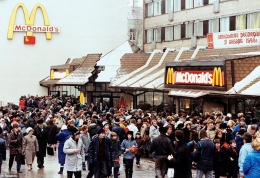 Pengunjung membludak di depan gerai McDonald's kala pertama kali buka di Moskwa. Sumber: Reuters / www.dailymail.co.uk