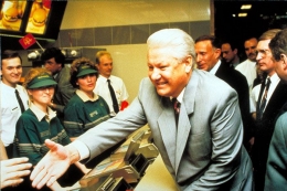 Boris Yeltsin- Presiden Rusia ikut hadir di gerai pertama McDonald's. Sumber: www.boredpanda.com