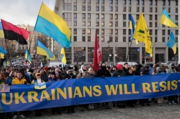 Unjuk Rasa menolak invasi Russia terhadap Ukraine | Sumber Gambar: Efrem Lukatsky/ AP Photo