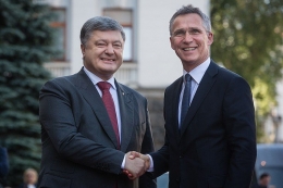 Presiden Ukraine Petro Poroshenko bersama Sekjen N.A.T.O. Jens Stoltenberg | Sumber Gambar: nato.int
