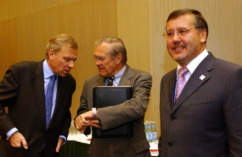 Menhan AS Donald Rumsfeld dan Menhan Ukraine Anatoliy Gritsenko dan Sekjen N.A.T.O. Scheffer di Konfrensi N.A.T.O. - Ukraine | Sumber Gambar: nato.int