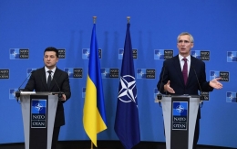 Presiden Ukraine Volodymyr Zelenskyy dan Sekjen N.A.T.O. Jens Stoltenberg pada saat Konferensi N.A.T.O. - Ukraine | Sumber Gamber: nato.int