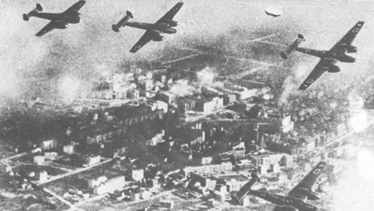 Jerman ketika menginvasi Polandia, terlihat pesawat Luftwaffe membombardir Kota Warsawa | Sumber Gambar: tvpworld.com