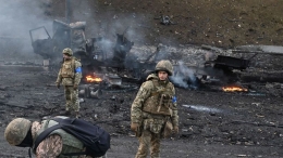 Tentara Ukraina setelah pertempuran dengan tentara Russia di ibukota Ukraine, Kiev, pada 26 Februari 2022 | Sumber Gambar: pionline.com