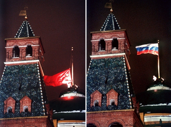 Bendera Uni Soviet ketika diturunkan untuk terakhir kalinya dari Kremlin dan digantikan bendera Russia, Desember 1991 | Sumber Gambar: spiegel.de