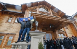 Demo masa yang menolak Presiden Viktor Yanukovych ketika menduduki kediaman Yanukovych | Sumber Gambar: edu.com