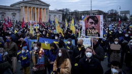 Demo besar-besaran Rakyat Ukraine di Kota Kiev, Ukraine | Sumber Gambar: Associated Press