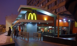 Gerai McDonald's di Pushkin Square, Moskwa. Sumber: Artem Svetlov