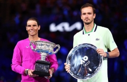 Sesi foto Rafael Nadal dan Daniil Medvedev usai final Grand Slam Australia Open 2022/foto:ausopen com