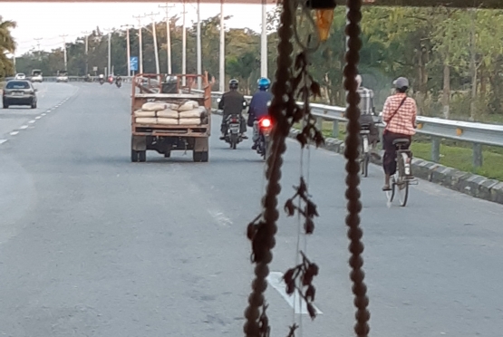 Lalu lintas Nayyidaw pada jam puncak pagi hari (foto: dokpri, 2019)