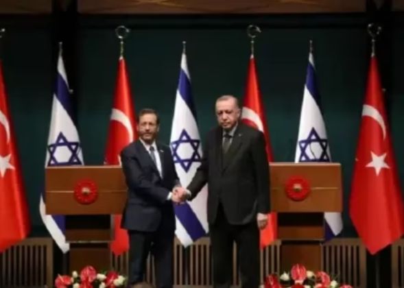 Presiden Turki Erdogan bersama Presiden Israel Isaac Herzog (dok.reuters)
