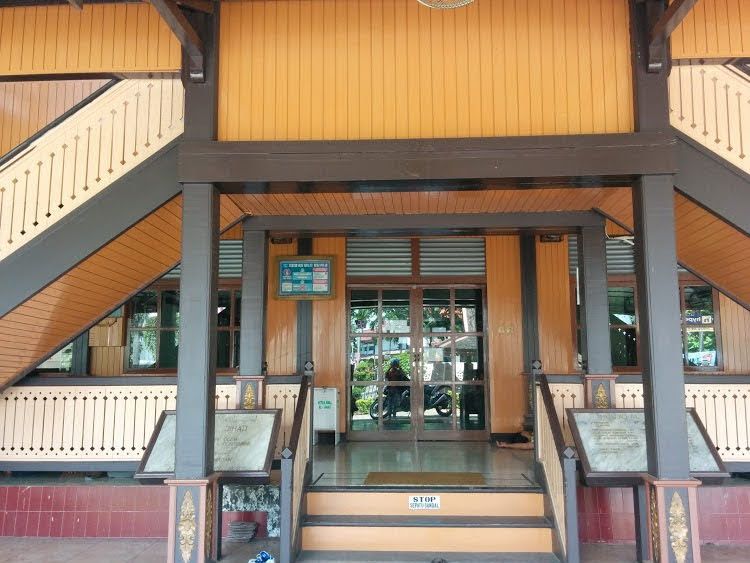 Image: Teras dan tangga perpaduan Dayak dan Melayu (Photo by Merza Gamal)