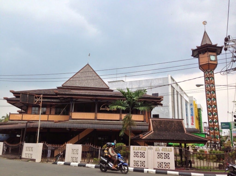 Image: unsur Tionghoa terdapat pada setiap sudut atap masjid yang berbentuk kepala naga (Photo by Merza Gamal)