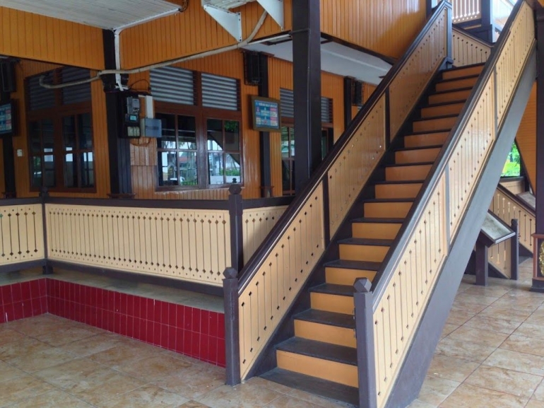 Image: salah satu tangga di kanan kiri serambi masjid (Photo by Merza Gamal)