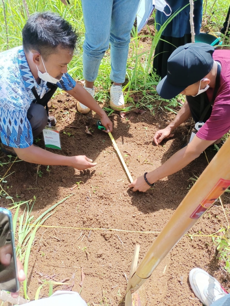 1 x 1 meter, menghitung panjang dan dalam air yang dikucurkan (Dokpri)