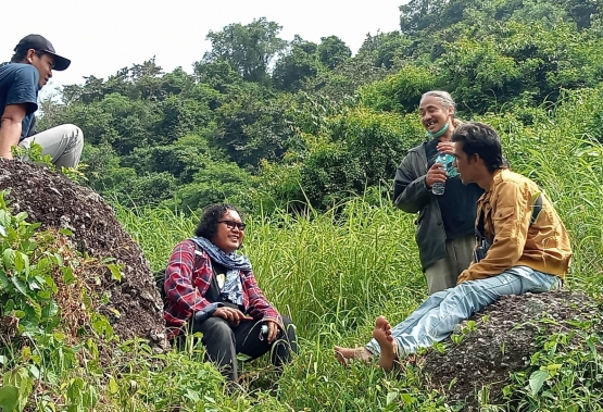 Istirahat ketika capek mendaki. Dokumentasi Sulis