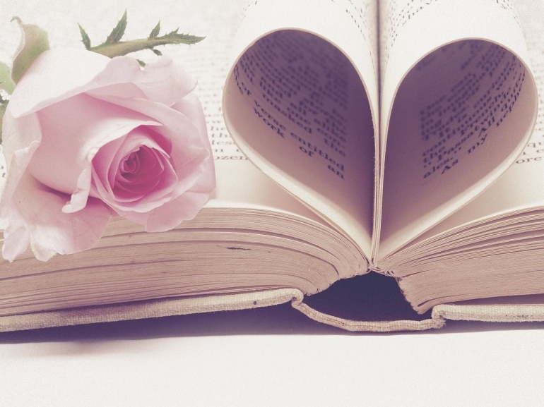 Gambar buku berbentuk hati (dok.pixabay)