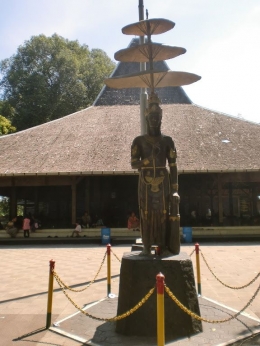 Image: Patung Brawijaya di depan Pendopo Agung Trowulan (Photo by Merza Gamal)