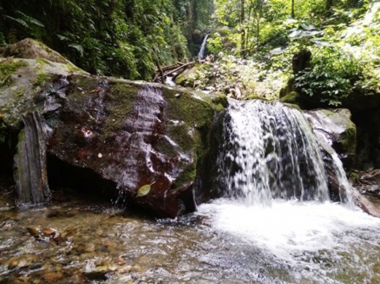Air terjun berundak di hutan desa Janggadolok (Foto: infopublik.id)