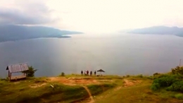 Saujana menjelang sore dari Bukit Senyum Motung, Ajibata. Sebelah kiri adalah Pulau Samosir, sebelah kanan daratan Simalungun (Sumber: Tangkapan layar YouTube HFC Goodlife)