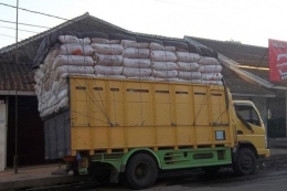 Potret truk bermuatan lebih yang dapat membahayakan pengguna jalan lain (sumber: www.ayosemarang.com)