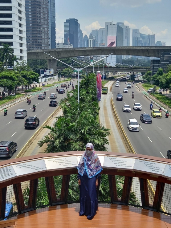 Di belakang saya tertulis nama-nama tenaga kesehatan yang wafat dalam peperangan melawan Covid-19