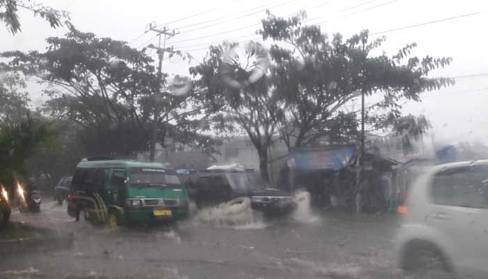 Gambar guyuran hujan di ruas Jalan Lingkar Selatan (Jalur) Kota Sukabumi yang mengakibatkan genangan air yang cukup tinggi.