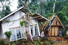 Gambar sebuah rumah dan lumbung padi yang rusak di Kecamatan Cisolok, Sukabumi.