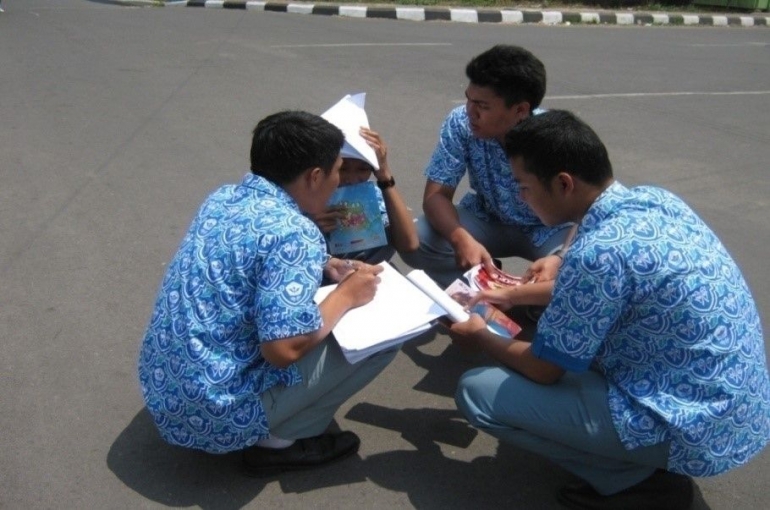 Peserta didik bekerjasama dalam membahas masalah yang ditemukan di lapangan. (sumber: dokumen pribadi XII IPS 5 SMAN 5 Magelang 2011)