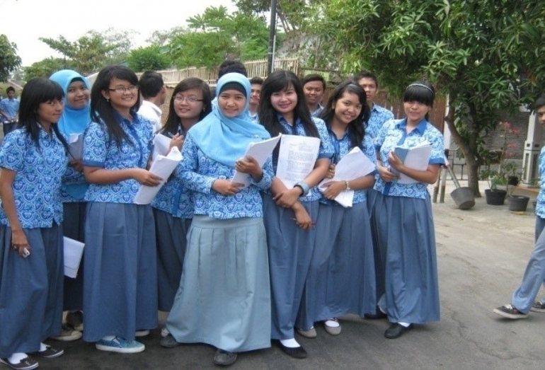 Kegiatan Outing Class Learning pemebelajaran Sosiologi kelas XII IPS 5 SMAN 5 Magelang tahun 2011. (sumber: dokumentasi pribadi)