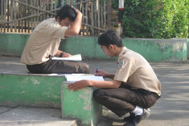 Ket: mereka sedang berlatih menganalisis masalah. (sumber:dokumentasi pribadi kelas XII IPS 1 tahun 2011)