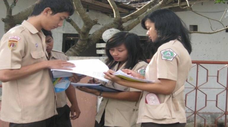 Kegiatan Outing Class Learning XII IPS 1 SMAN 5 Magelang tahun 2011 (sumber: dokumentasi pribadi)