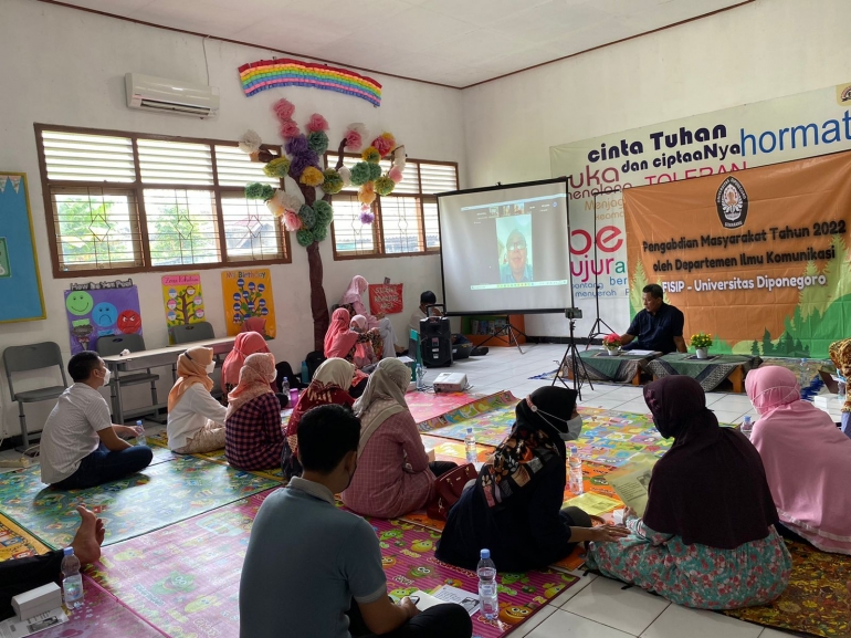 Para pemateri berdiskusi dengan ortu murid bertema literasi digital di TK Karakter Pelangi Nusantara Semarang