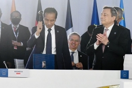 Presiden Joko Widodo (kedua) menerima keketuaan atau Presidensi KTT G20 dari Perdana Menteri Italia Mario Draghi (kanan) pada sesi penutupan KTT G20 di Roma, Italia, Minggu (31/10/2021) (ANTARA FOTO/LAILY RACHEV)