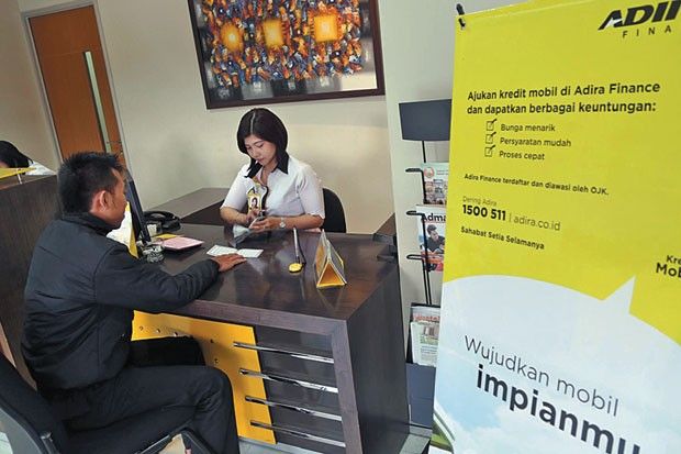 Ilustrasi calon konsumen saat menemui tim Adira Finance | Sumber Gambar idxchannel.com