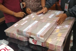 Tumpukan uang tunai senilai Rp. 33 miliar milik tersangka Doni Salmanan (Kompas.com/Rahel Narda)