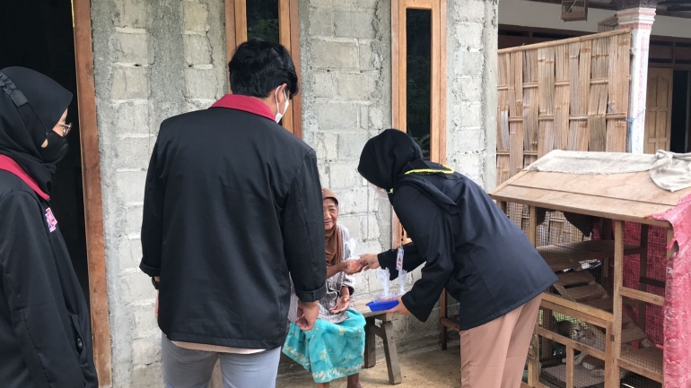Dokpri: Pembagian Puding Pepaya ke Masyarakat Dusun Ngampel