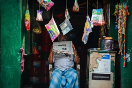 Ilustrasi orang membaca koran. Photo by HARSH KUSHWAHA from Pexels 